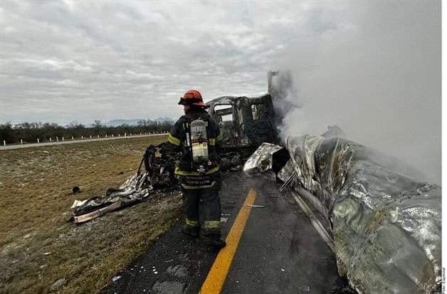 Choque e incendio de tráileres en Autopista Monterrey-Laredo Choque e incendio de tráileres en Autopista Monterrey-Laredo