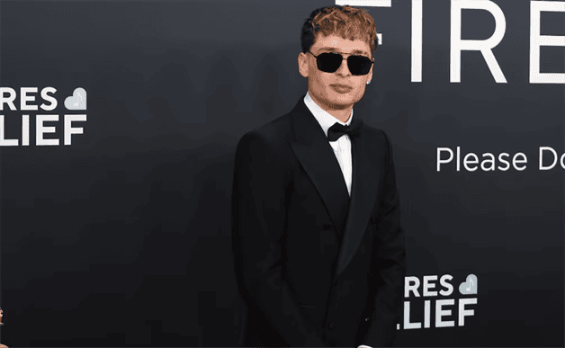 Peso Pluma llega a los Premios Grammy 2025 con un look elegante Peso Pluma llega a los Premios Grammy 2025 con un look elegante