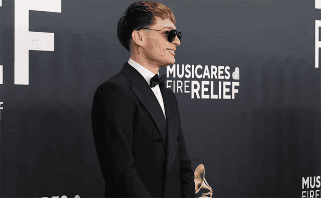 Peso Pluma llega a los Premios Grammy 2025 con un look elegante Peso Pluma llega a los Premios Grammy 2025 con un look elegante