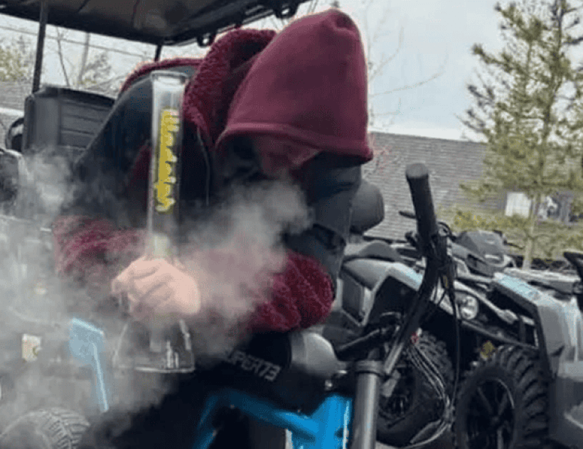 Se luce fumando marihuana Se luce fumando marihuana